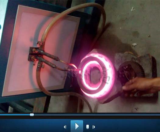 采用高頻淬火機(jī)對(duì)軸套進(jìn)行淬火熱處理